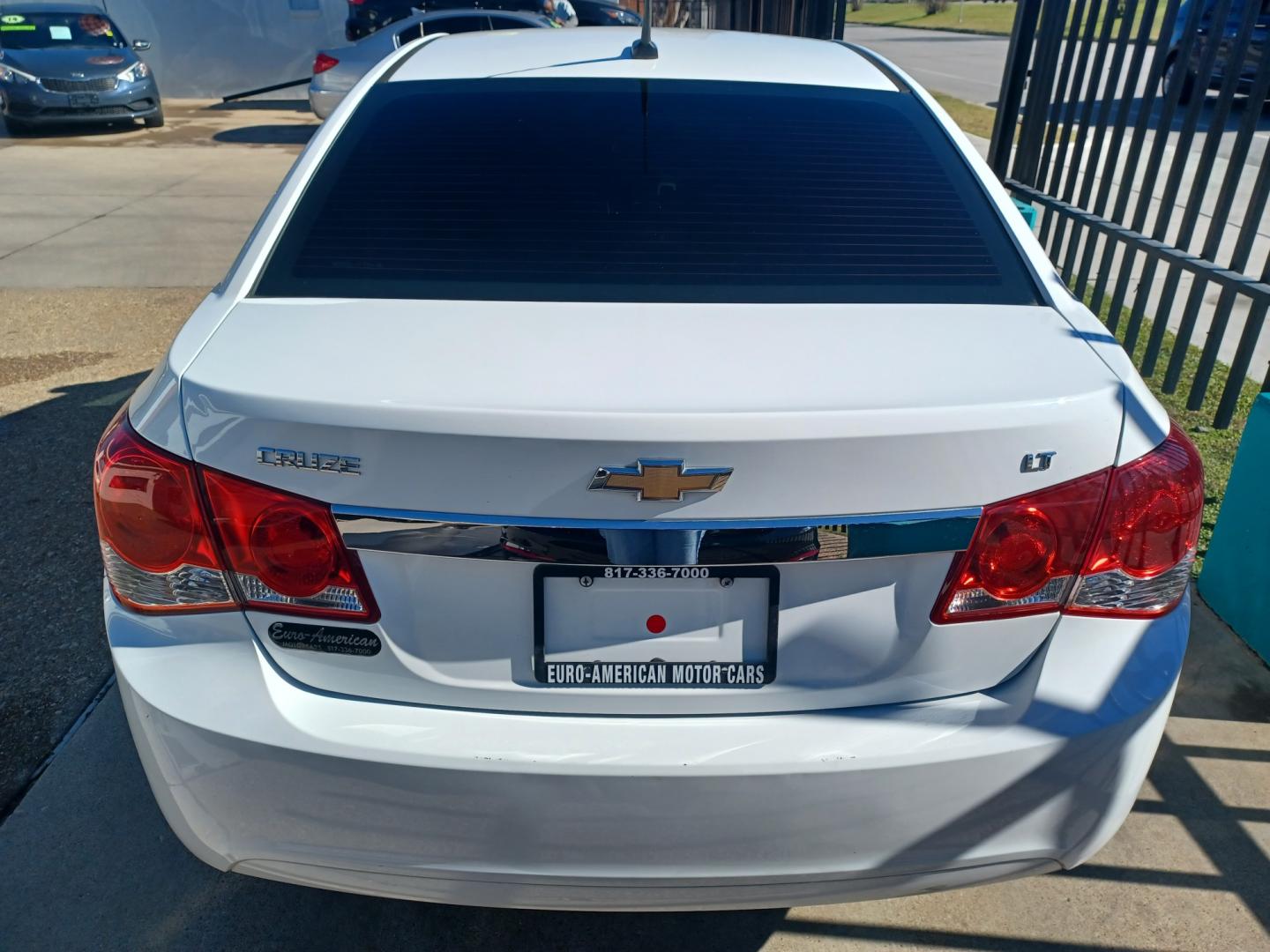 2014 WHITE /GRAY Chevrolet Cruze LT (1G1PE5SB0E7) with an 1.4L I4 TURBOCHARGER engine, AUTOMATIC 6-SPEED transmission, located at 2001 E. Lancaster, Ft. Worth, 76103, (817) 336-7000, 32.746181, -97.301018 - Photo#5